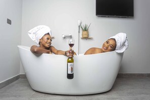 Minibar, in-room safe, cribs/infant beds, free WiFi - Urbano Hotel (Accra)