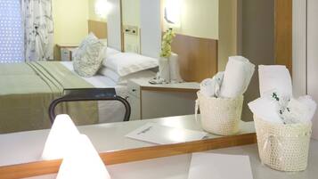 In-room safe, desk, free WiFi