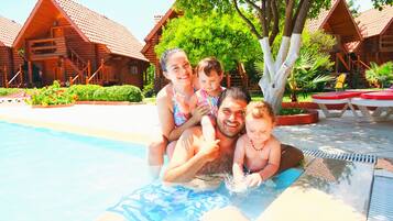Piscina externa, guarda-sóis, espreguiçadeiras