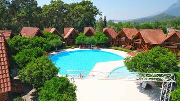 Piscine extérieure, parasols de plage, chaises longues