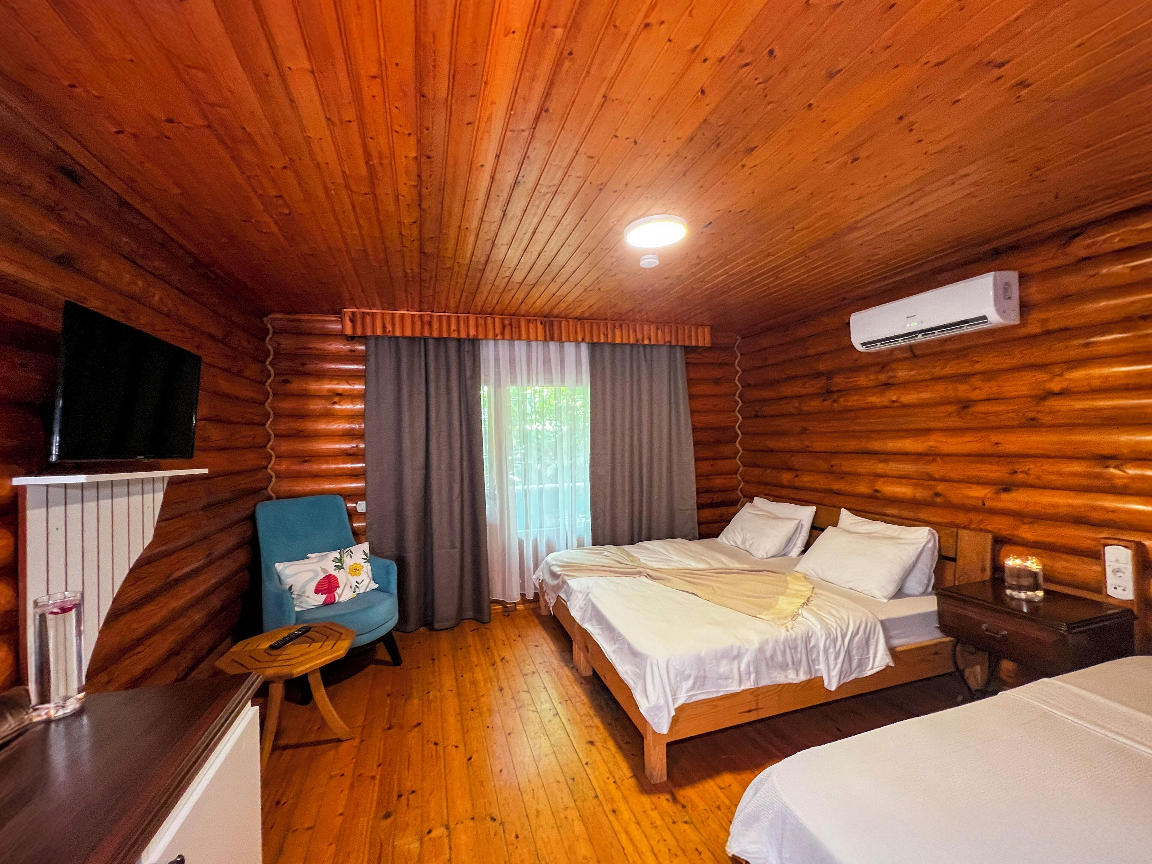 Standart Tree House | 미니바, 책상, 침대 시트