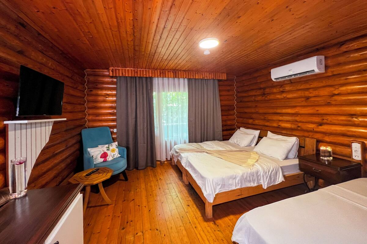 Standart Tree House | 迷你吧、書桌、床單