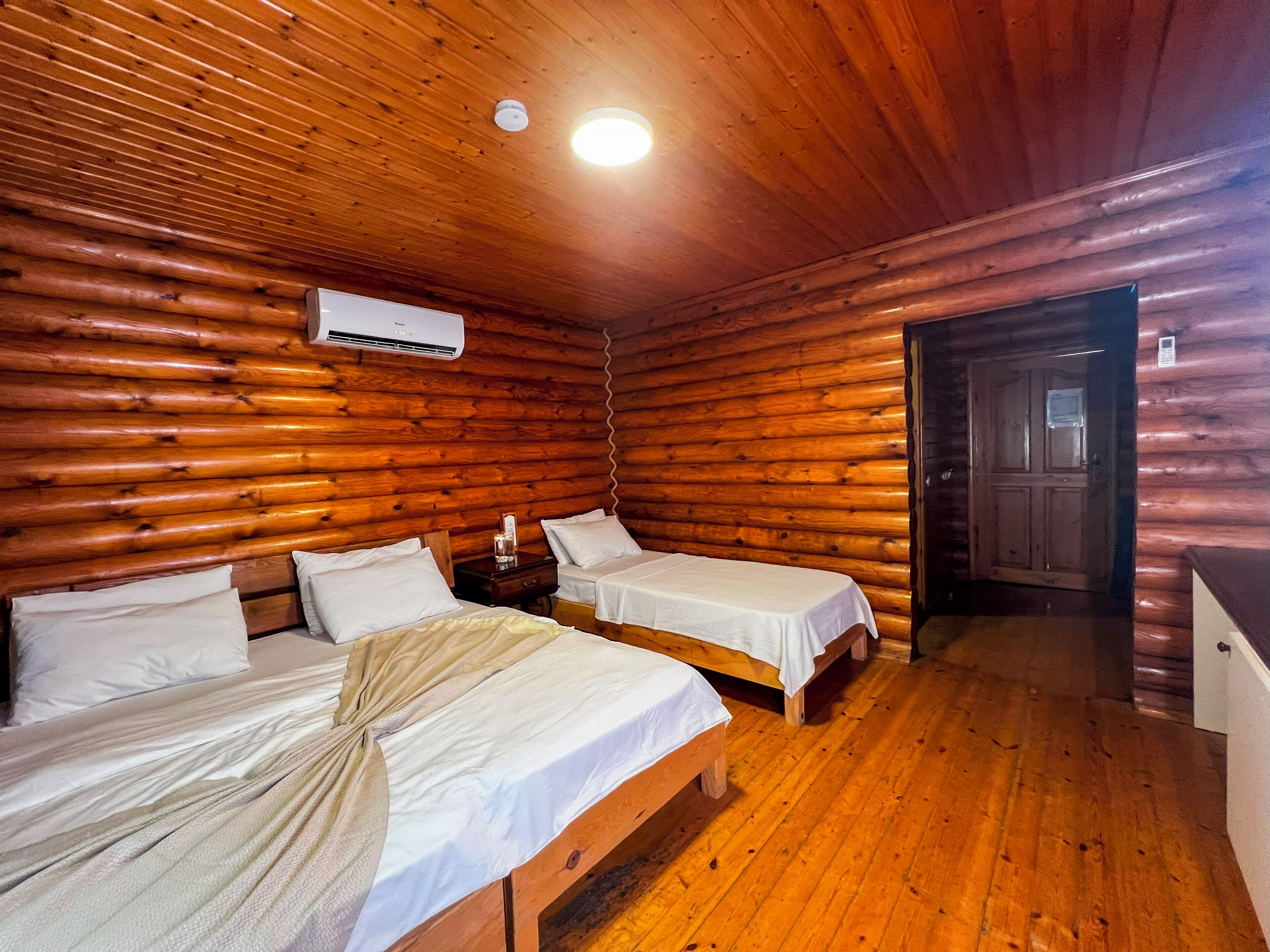 Standart Tree House | Minibar, skrivebord og sengetøy