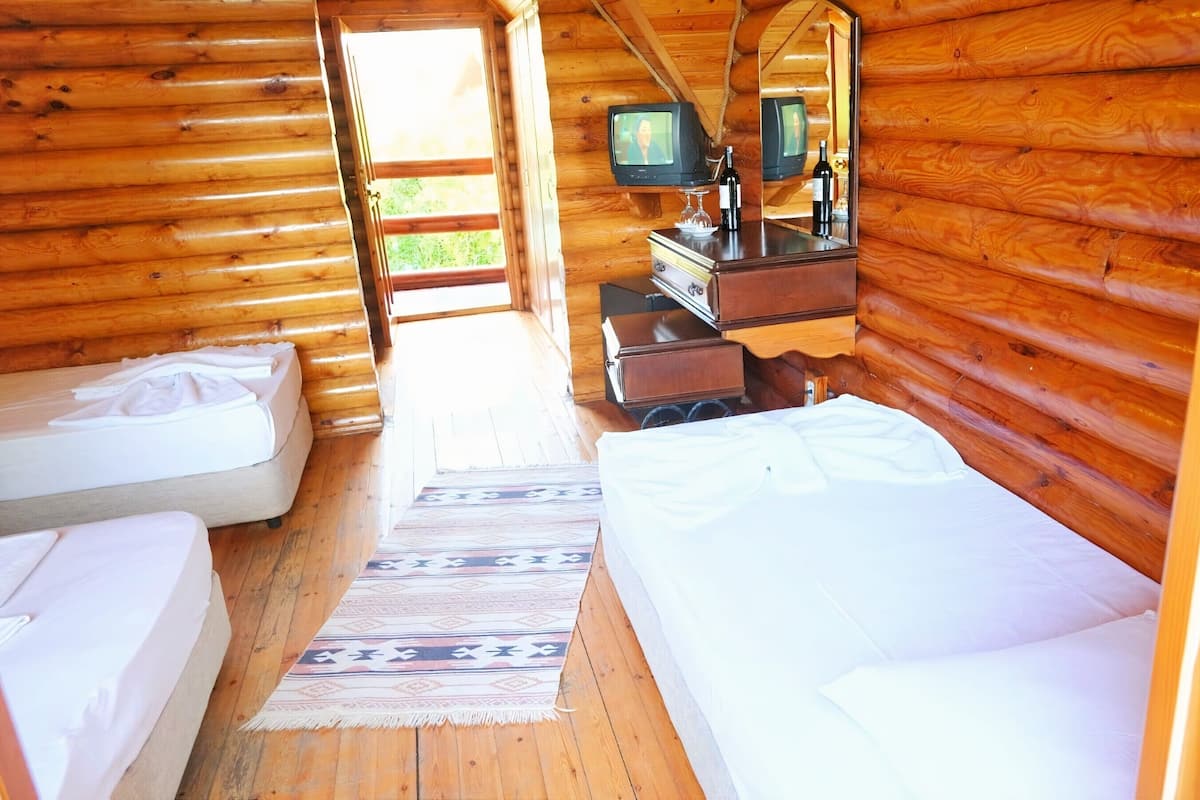 Standart Tree House | Minibar, una scrivania, lenzuola