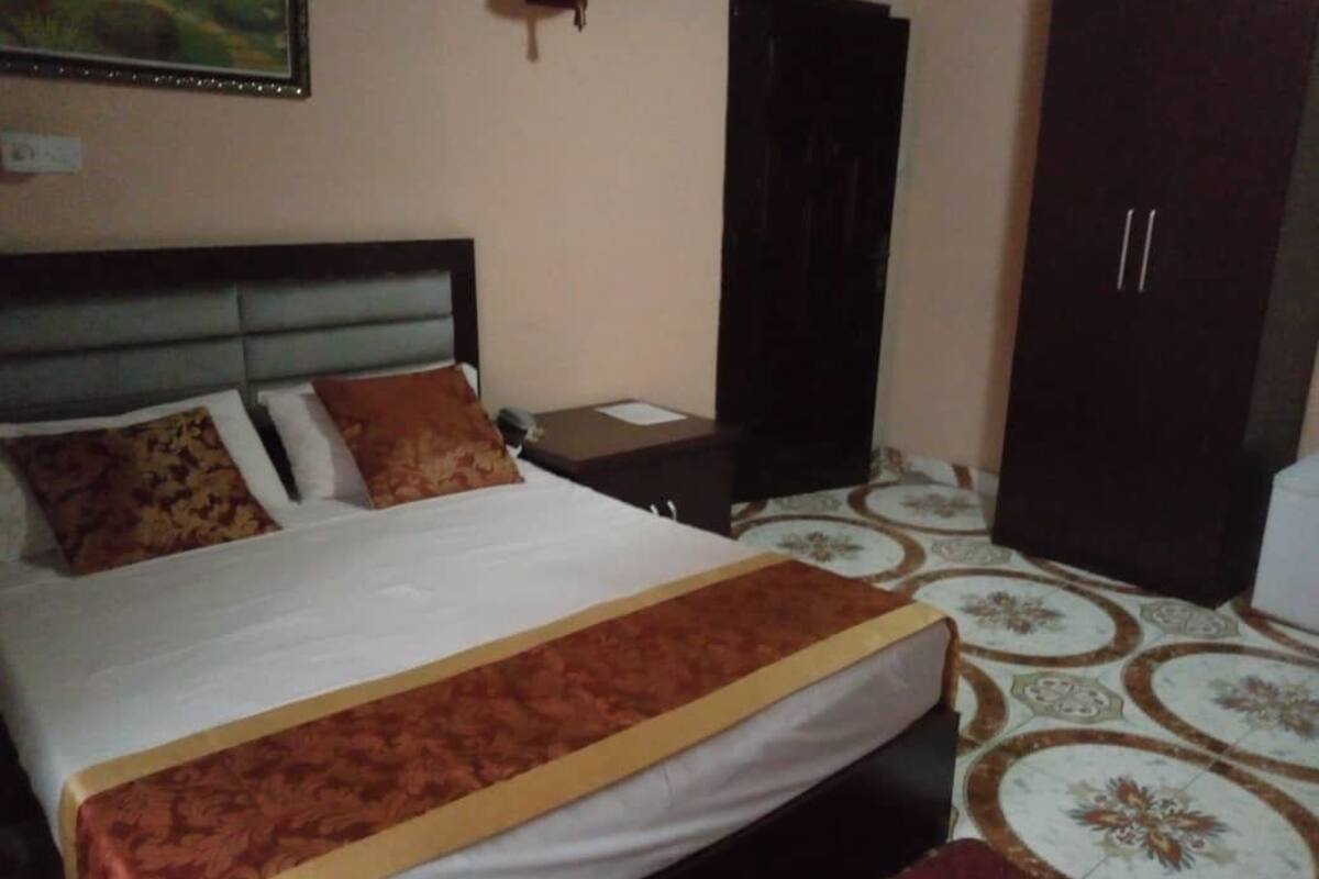 Deluxe Double Room | Minibar, desk, bed sheets