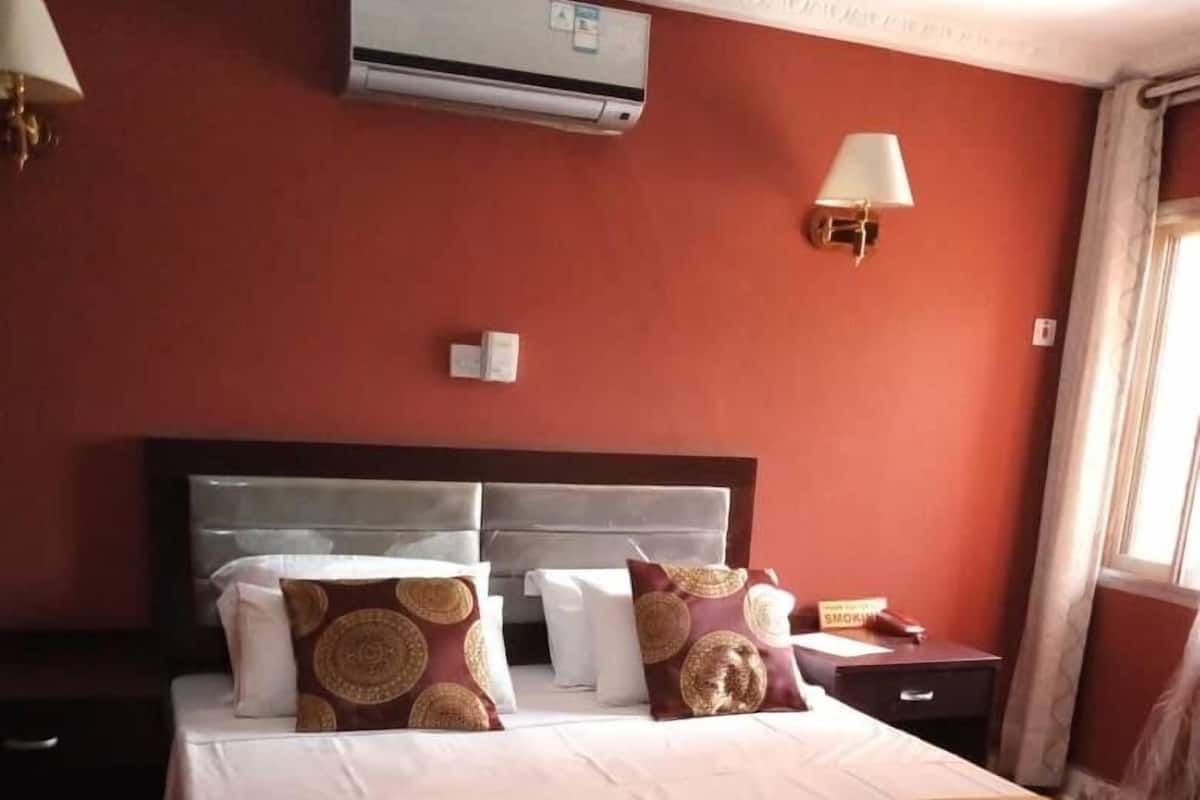 Executive Double Room | Minibar, desk, bed sheets