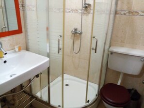 Executive-dobbeltværelse | Badeværelse | Dybe badekar, brusehoved med spredningseffekt, gratis toiletartikler