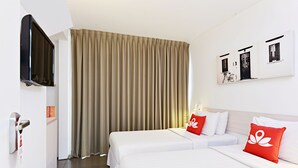 Habitación doble superior | Tabla de planchar con plancha, camas extra, wifi gratis y ropa de cama 