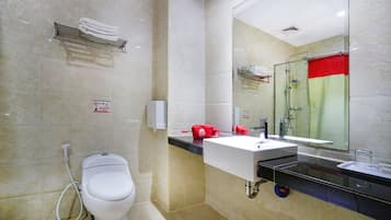 Habitación estándar doble | Baño | Ducha, artículos de higiene personal gratuitos y secador de pelo