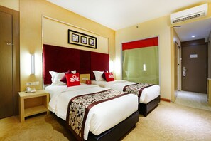 In-room safe, desk, iron/ironing board, rollaway beds - ZEN Rooms Near BCS Mall Penuin (Batam)
