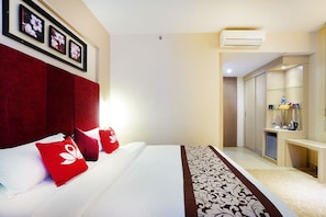 Standard Double Room | In-room safe, desk, iron/ironing board, rollaway beds