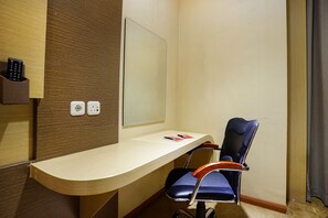 In-room safe, desk, iron/ironing board, rollaway beds - ZEN Rooms Near BCS Mall Penuin (Batam)