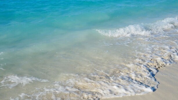 ใกล้ชายหาด, ทรายสีขาว, เก้าอี้อาบแดด, ร่มชายหาด