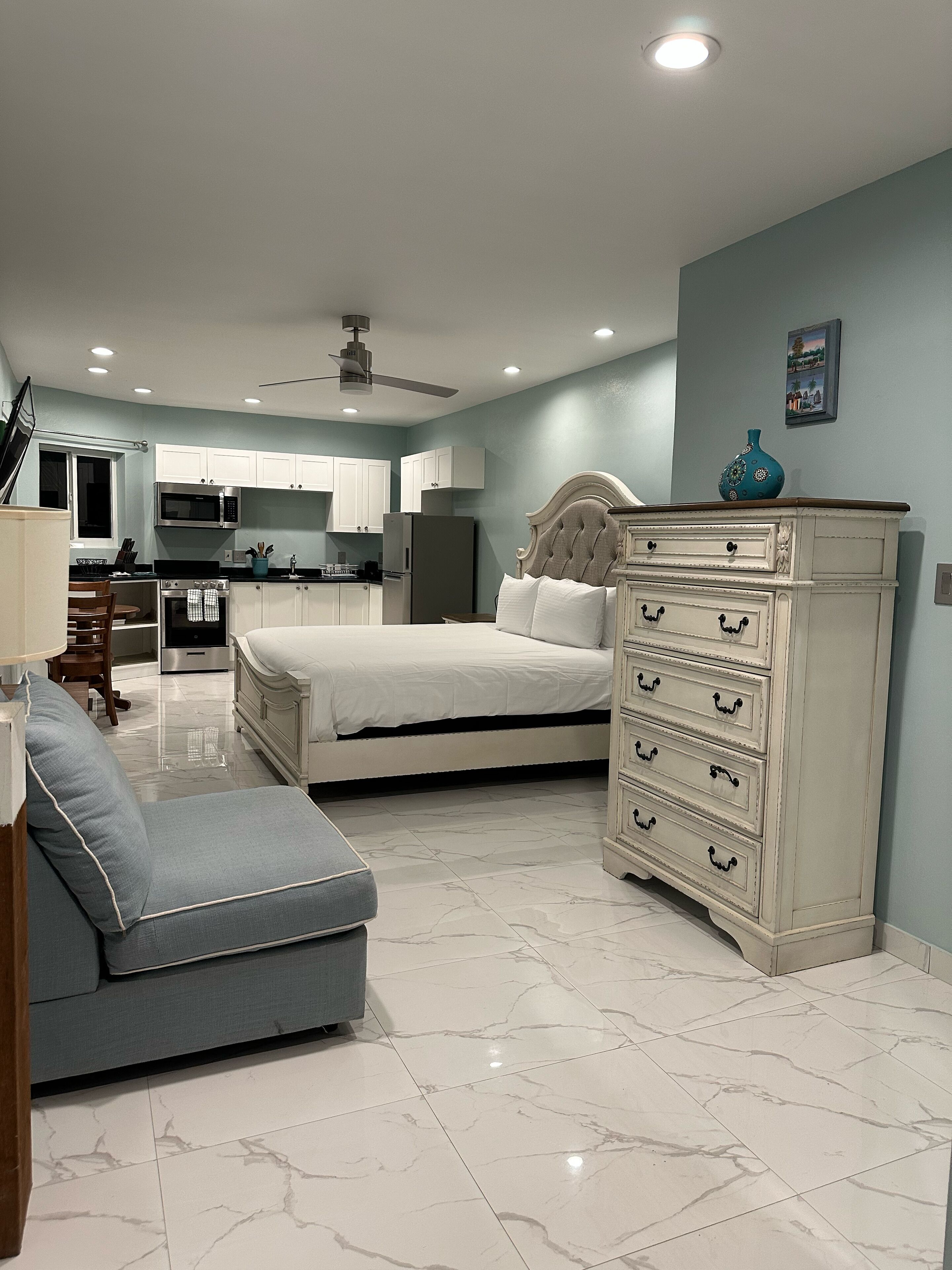 أغطية فراش متميزة وخزنة داخل الغرفة وبديكورات فريدة لكل غرفة