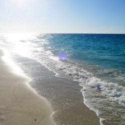 Playa en los alrededores, playa de arena blanca, camastros y sombrillas
