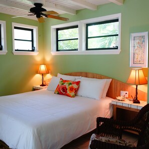 The Studio | Ylelliset vuodevaatteet, tallelokero huoneessa