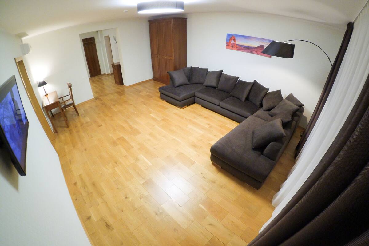 Penthouse tiện nghi đơn giản, 2 phòng ngủ | Phòng khách | TV màn hình phẳng 32-inch có truyền hình kỹ thuật số, TV 