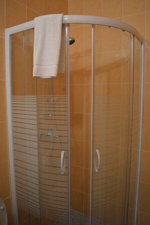 Bathroom shower - Sun Rise Hotel (Brussels)
