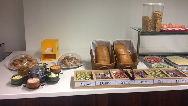 Ein reichhaltiges Buffet mit verschiedenen Speisen und beschrifteten Bereichen.