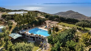 A pool area with a pergola, outdoor seating, and a view of the sea. - Green Island Resort Kea (Kea)