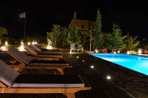 Piscina externa sazonal, funciona das 10h às 22h, guarda-sóis