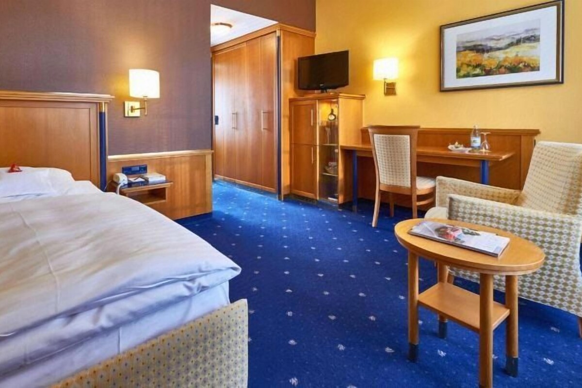 Hypo-allergenic bedding, minibar, in-room safe, soundproofing