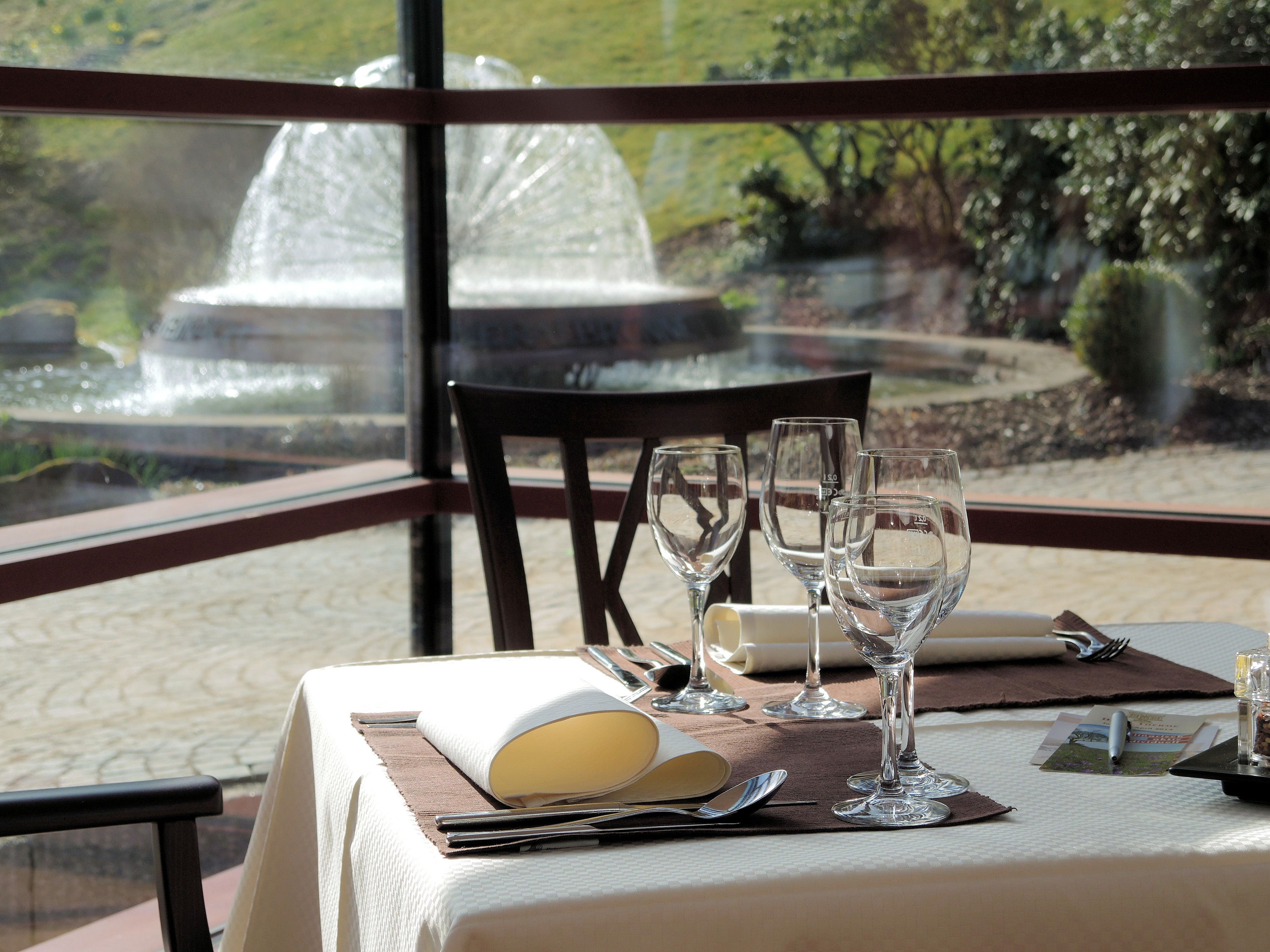 Lunsj og middag serveres, lokale retter