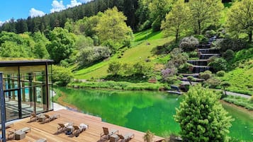 Piscine couverte, piscine extérieure, chaises longues