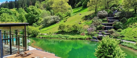 Una piscina techada, una piscina al aire libre