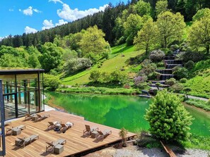 Piscina interna, piscina externa, espreguiçadeiras