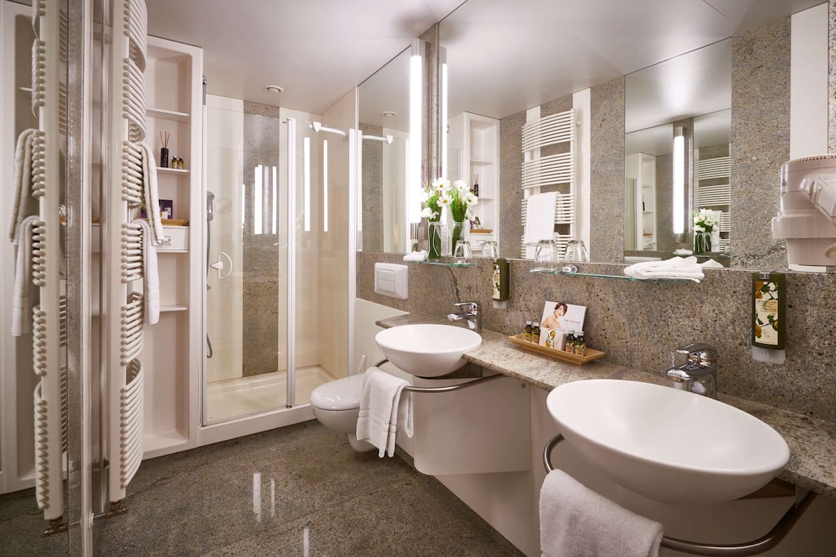 premium room (classic) | bathroom | free toiletries, hair dryer, bathrobes, slippers