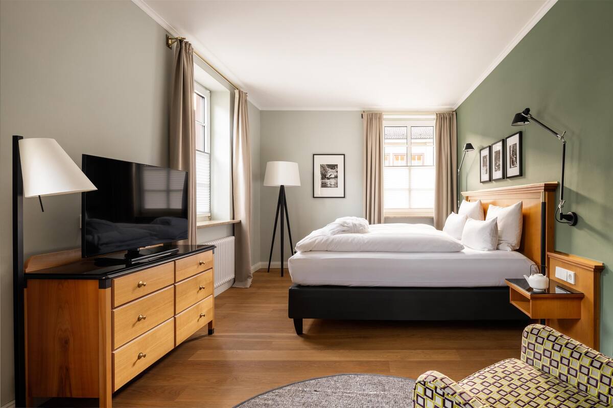 classic room | hypo-allergenic bedding, minibar, in-room safe, soundproofing