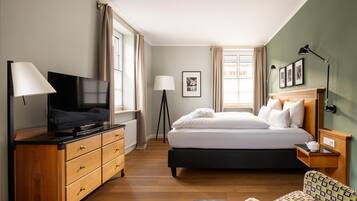 Classic Room | Hypo-allergenic bedding, minibar, in-room safe, soundproofing