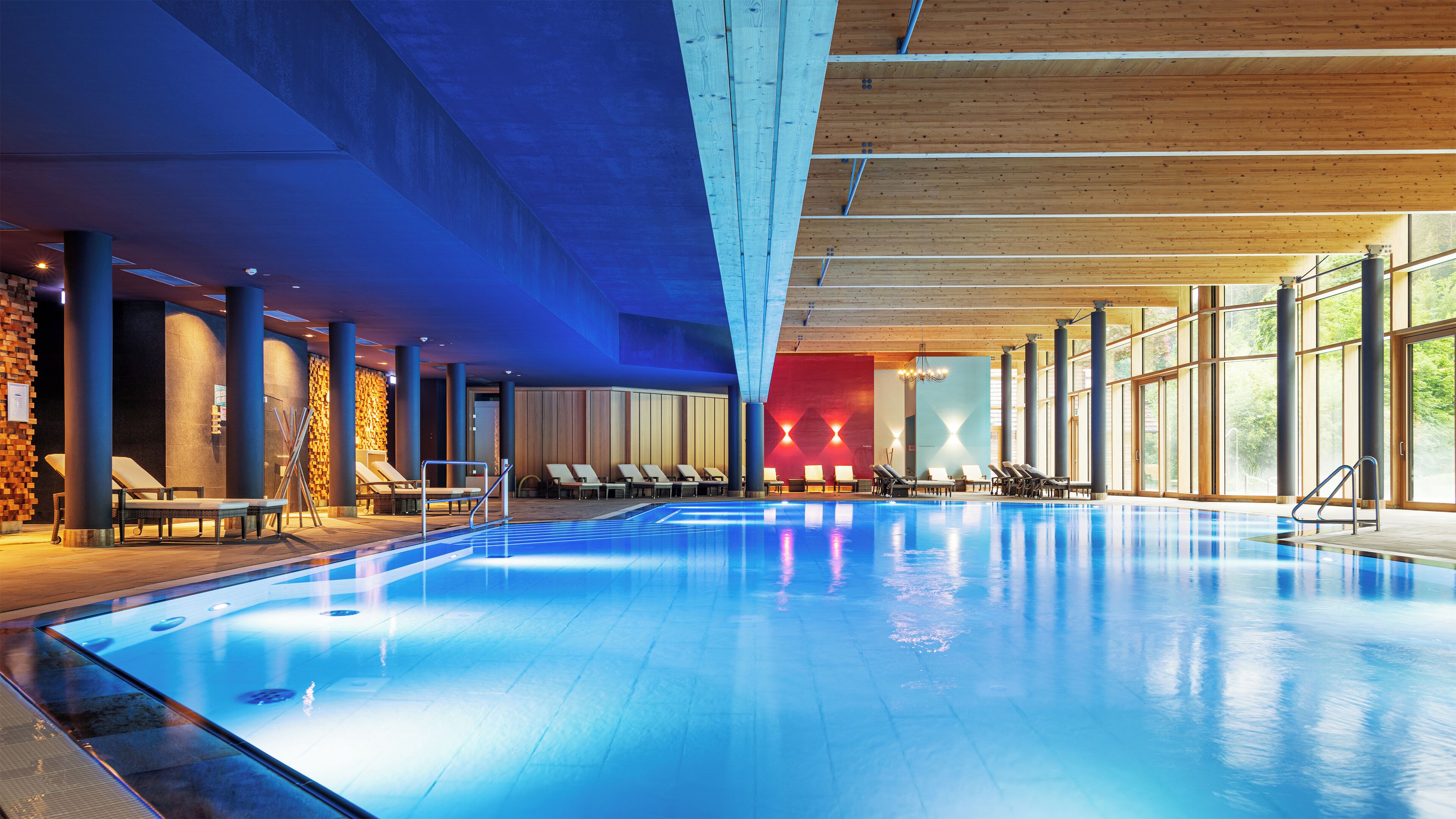 Innenpool, Außenpool, Liegestühle