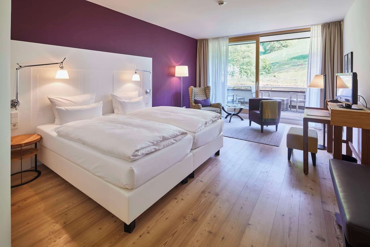 Phòng tiện nghi đơn giản, quang cảnh vườn | Bộ đồ giường kháng dị ứng, minibar, két bảo mật tại phòng