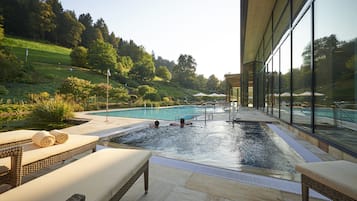 Piscine couverte, piscine extérieure, chaises longues