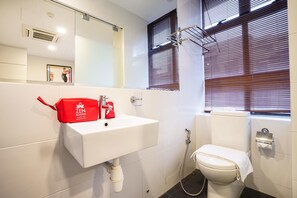 Bathroom - ZEN Rooms Mackenzie (Singapore)