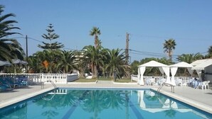 Outdoor pool, pool umbrellas, sun loungers - Mariliza Beach Hotel (Kos)