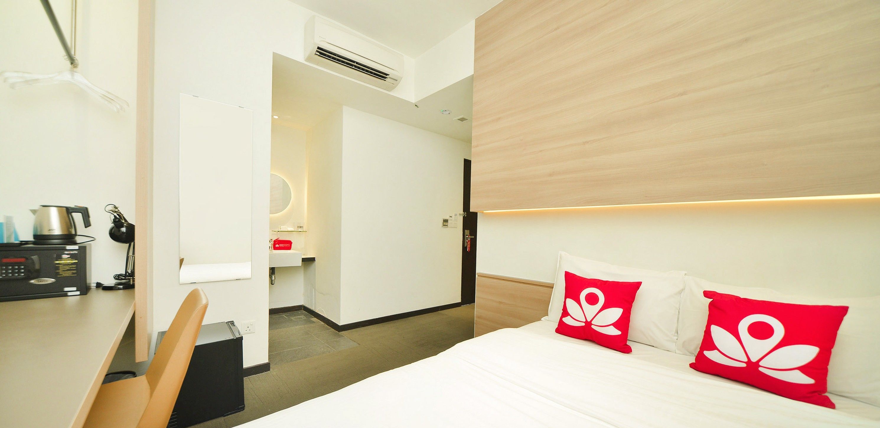 Caja de seguridad en la habitación y tabla de planchar con plancha 