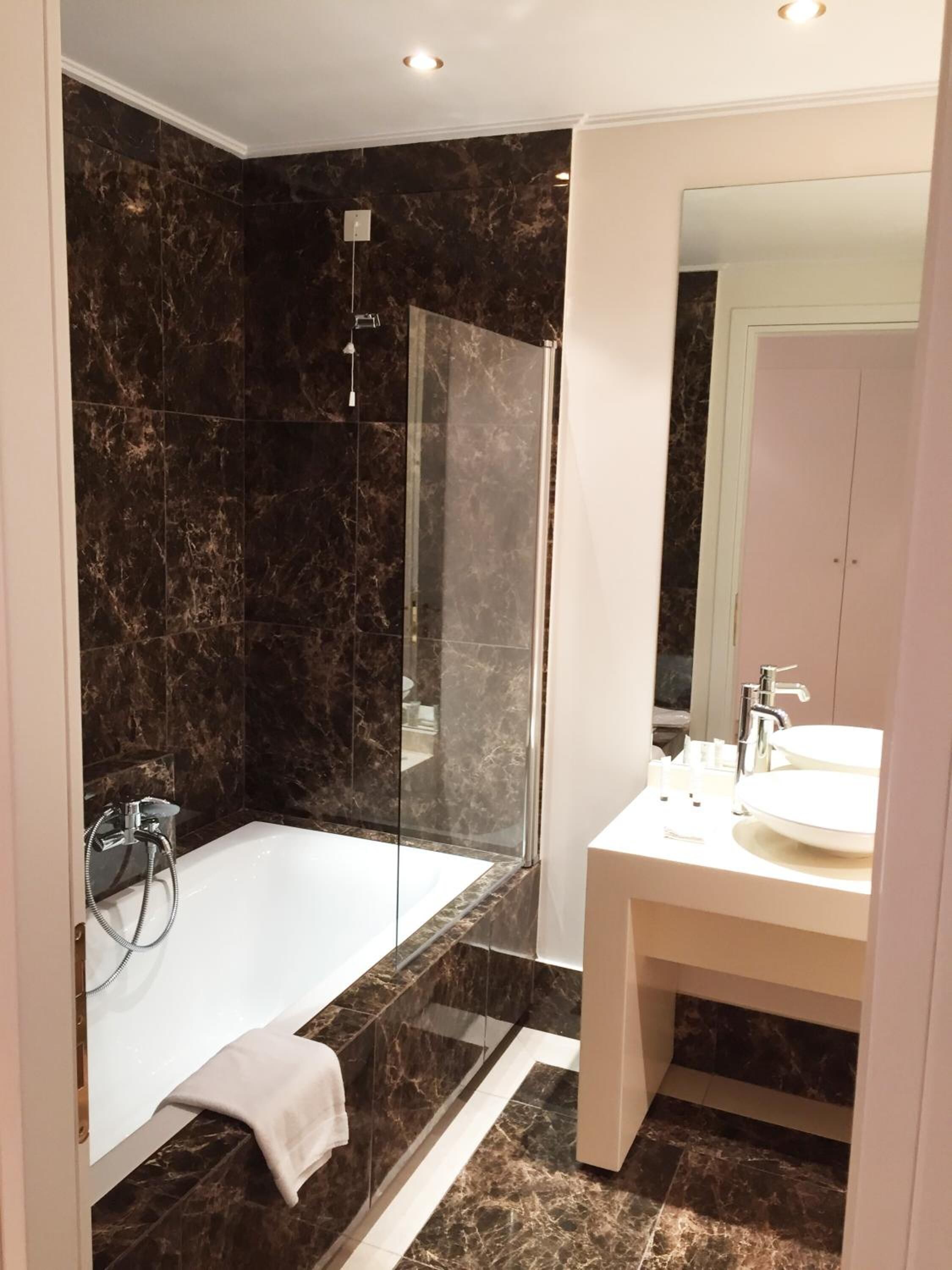 bathtub, deep-soaking bathtub, designer toiletries, hair dryer