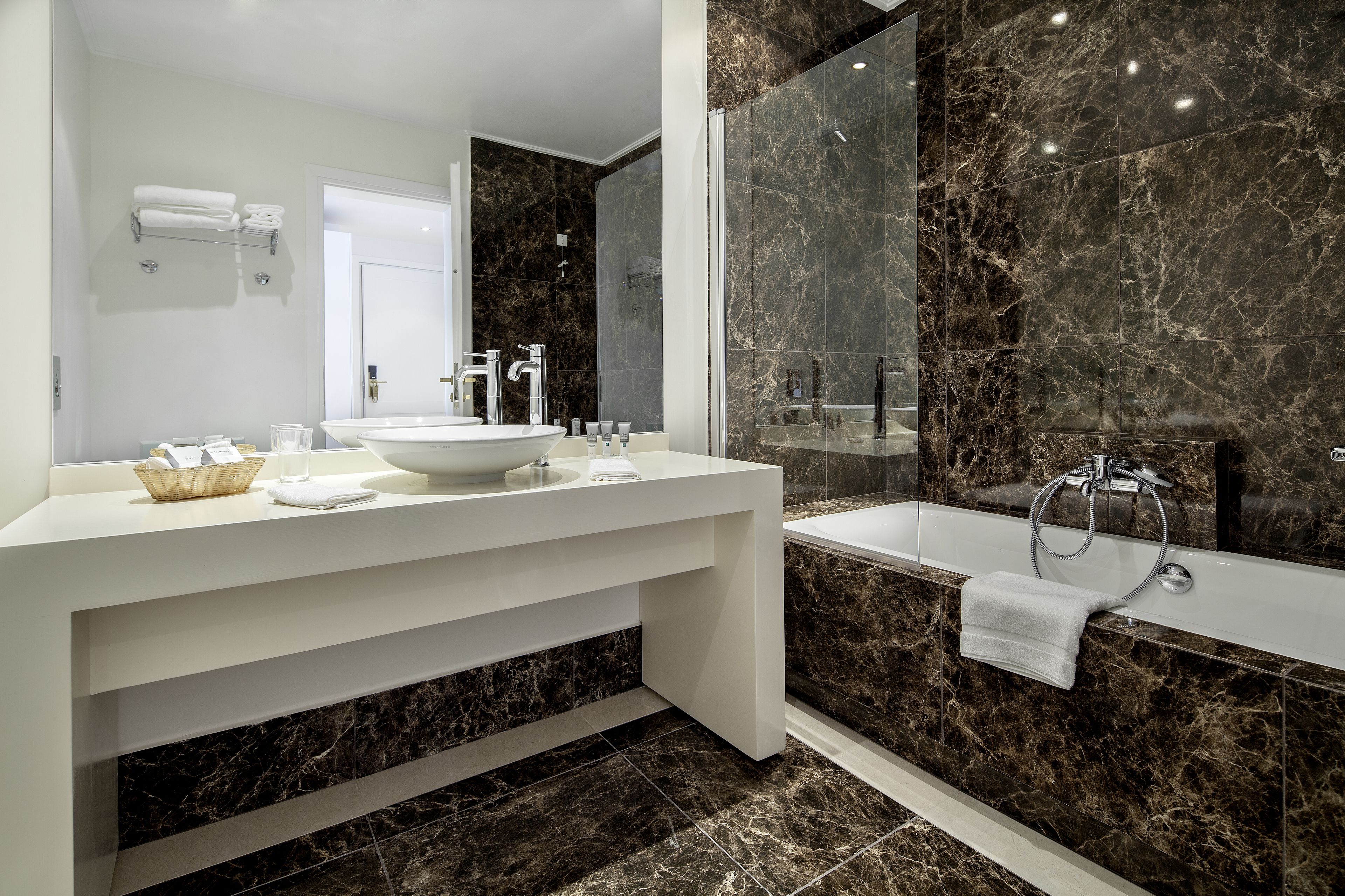 bathtub, deep-soaking bathtub, designer toiletries, hair dryer