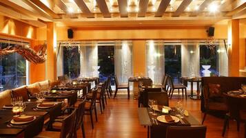 حيث تُقدم وجبات الإفطار، الغداء، العشاء، أطباق البحر المتوسط