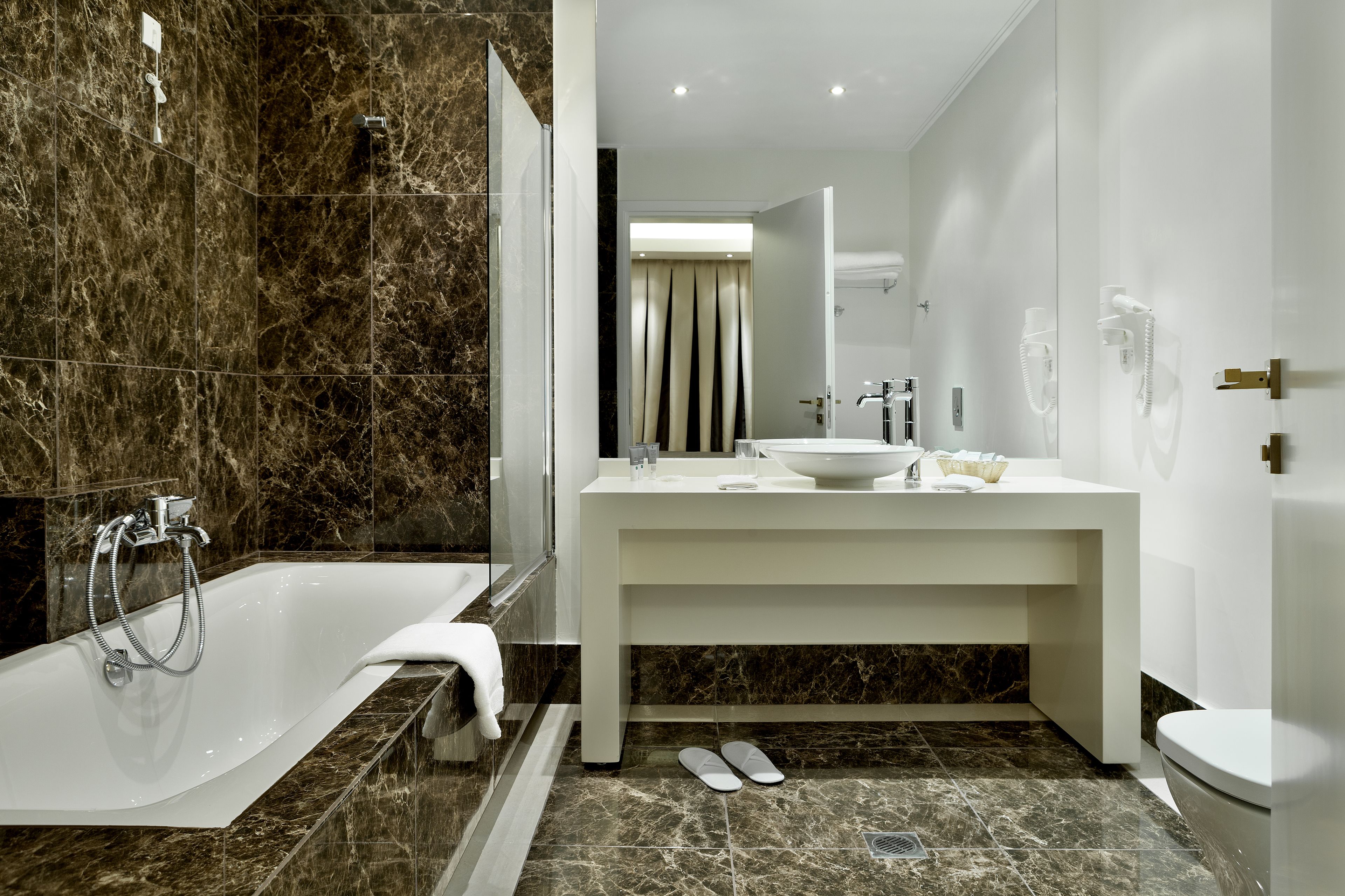 bathtub, deep-soaking bathtub, designer toiletries, hair dryer