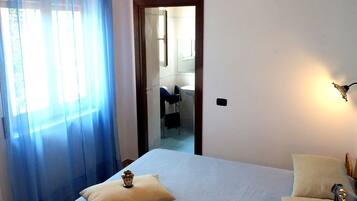 Quarto casal básico, 1 quarto, vista para o jardim | Roupas de cama premium, frigobar, cofres nos quartos, Wi-Fi de cortesia