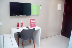 Standard Double Room | Room amenity - ZEN Rooms Basic Kusuma Bangsa (Surabaya)