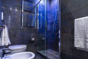 Phòng đôi Superior, quang cảnh thành phố | Phòng tắm | Buồng tắm vòi sen, đồ dùng nhà tắm miễn phí, máy sấy tóc 