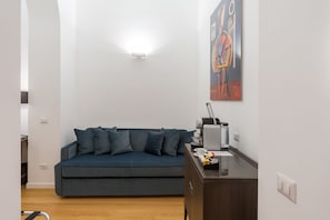 Superior Triple Room, City View | Living room
