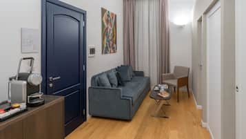 Chambre Triple Deluxe, vue ville | Coin séjour