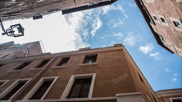 Una veduta di un edificio con numerose finestre e cielo sereno.