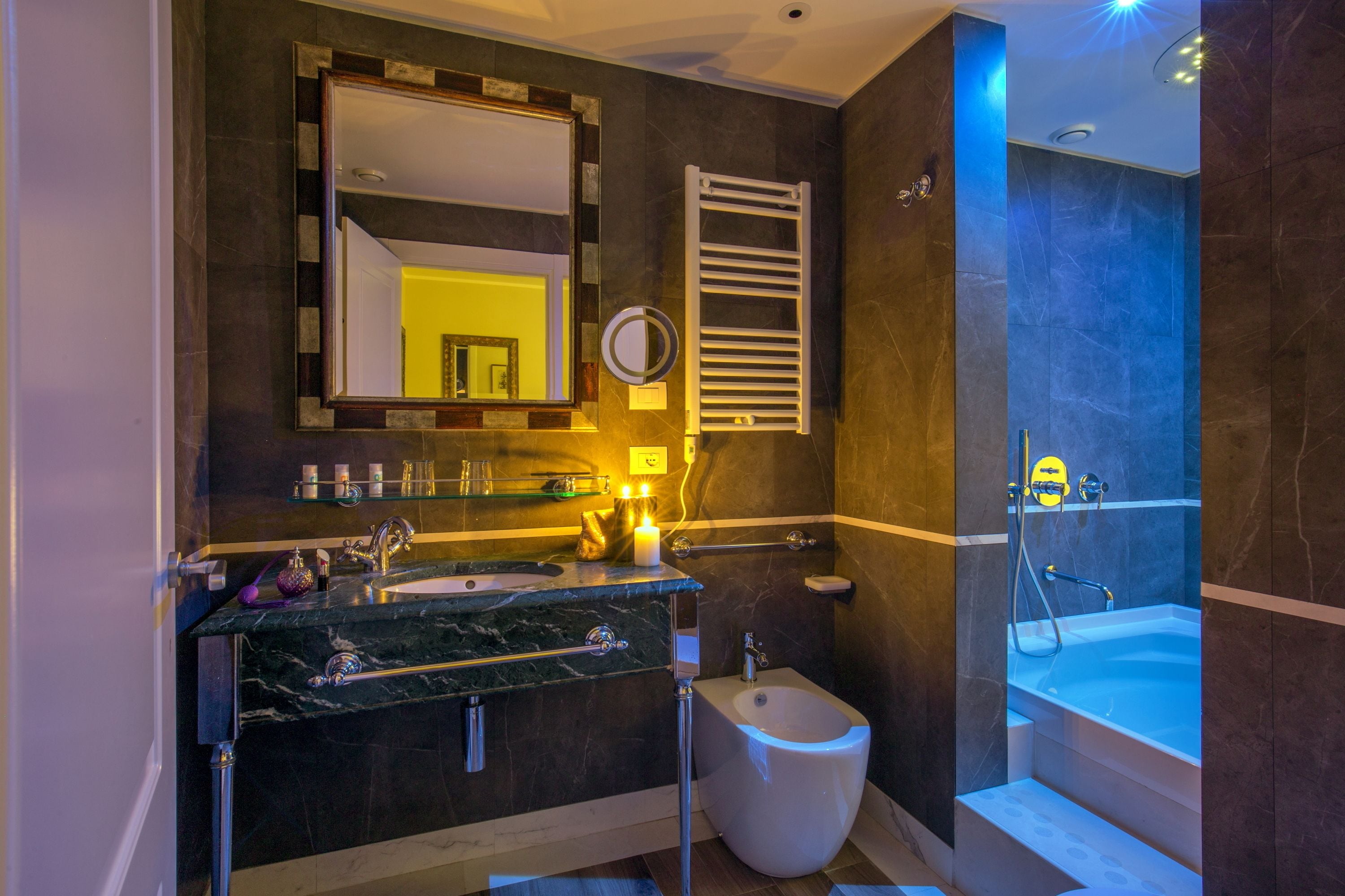 deluxe double room | deep-soaking bathtub